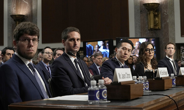 미국 연방상원 법사위원회가 지난 1월 31일(현지시간) 빅테크(거대기술) 기업들의 플랫폼에서 유포되는 아동 성착취물 등 유해 콘텐츠에 대한 책임 추궁과 대책 마련을 위해 개최한 청문회에서 주요 소셜미디어 최고경영자(CEO)들이 출석해 의원들의 질의를 듣고 있다. 왼쪽부터 제이슨 시트론 디스코드 CEO, 에번 스피걸 스냅챗 CEO, 추 쇼 우즈 틱톡 CEO, 린다 야카리노 엑스(X·옛 트위터) CEO, 마크 저커버그 메타 CEO. (사진=AP연합뉴스 제공)