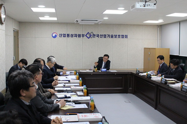 국가안보실은 7일 서울 서초동 한국산업기술보호협회 중소기업기술지킴센터에서 중소기업인들과 간담회를 개최하고 기술유출 방지 및 사이버위협 대응 강화와 관련해 업계 애로사항 등 현장 목소리를 청취했다고 대통령실이 밝혔다. (사진=대통령실 제공)