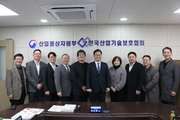 왕윤종 대통령실 국가안보실 제3차장(왼쪽 여섯 번째)이 7일 서울 서초동 한국산업기술보호협회 중소기업기술지킴센터에서 중소기업인들과 간담회를 개최하고 기념사진을 찍고 있다. (사진=대통령실 제공)