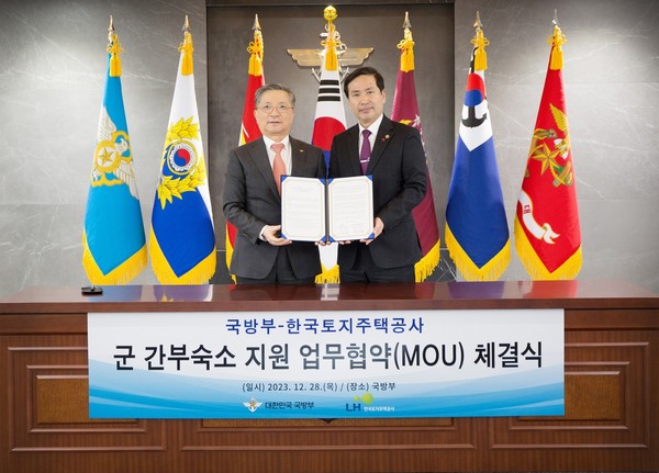 김선호 국방부 차관(오른쪽)이 28일 서울 용산구 국방부청사에서 열린 ‘국방부-한국토지주택공사(LH), 군 간부숙소 지원 업무협약(MOU) 체결식’에서 이한준 LH 사장과 업무협약을 체결하고 있다. (사진=국방부 제공)