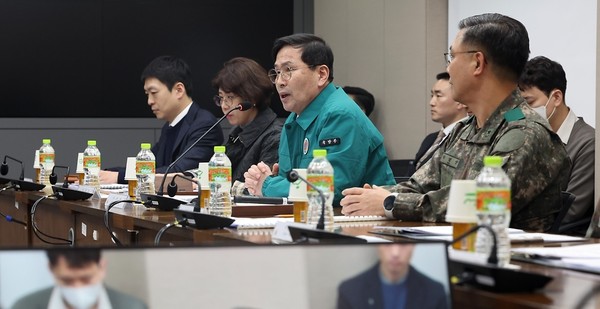 김선호 국방부 차관(왼쪽 세 번째)이 19일 경기 성남시 국군수도병원 외상센터 내 응급실을 찾아 민간인 환자 진료를 위한 준비 상태를 점검하고 있다. (사진=국방부 제공)