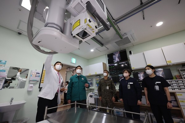 김선호 국방부 차관이 19일 경기 성남시 국군수도병원 소생실을 방문해 의료 장비를 확인하고 있다. (사진=국방부 제공)
