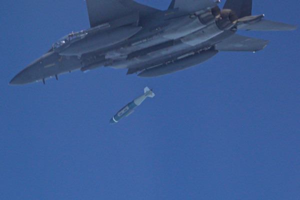 한미 공군이 11일~15일 서해 해상사격장에서 연합 공대공·공대지 실사격 훈련을 했다. 사진은 해상 표적을 향해 GBU-31 공대지 유도폭탄을 투하하고 있는 F-15K. (사진=공군 제공)