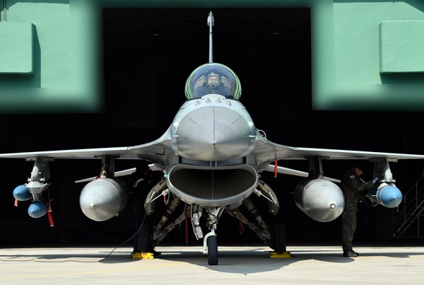 한미 공군은 11일~15일 서해 해상사격장에서 ‘2024 자유의 방패(FS)’ 연합연습의 하나로 연합 공대공·공대지 실사격 훈련을 했다고 한국 공군이 15일 밝혔다. 사진은 GBU-31 공대지 유도폭탄을 장착한 F-16. (사진=공군 제공)