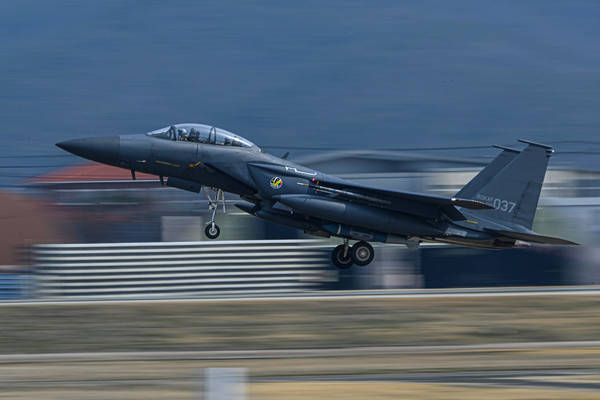 한미 공군은 11일~15일 서해 해상사격장에서 ‘2024 자유의 방패(FS)’ 연합연습의 하나로 연합 공대공·공대지 실사격 훈련을 했다. 사진은 공대지 유도폭탄 GBU-31 제이담을 장착한 F-15K 전투기가 실사격 훈련을 위해 이륙하는 모습. (사진=공군 제공)