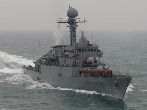 2010년 3월 26일 백령도 남방 2.5㎞ 해상에서 북한 잠수함의 어뢰 공격을 받아 침몰한 옛 천안함의 기동 모습. (국방신문 자료 사진)