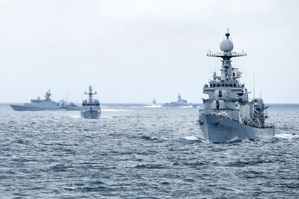 해군은 ‘제9회 서해수호의 날(3월 22일)’을 기념해 25일부터 29일까지 동·서·남해 전 해역에서 실사격 훈련 및 해상기동훈련을 진행한다. 부산함(FF, 오른쪽) 등 해군 1함대 함정들이 27일 동해상에서 기동훈련을 하고 있다. (사진=해군 1함대 제공)