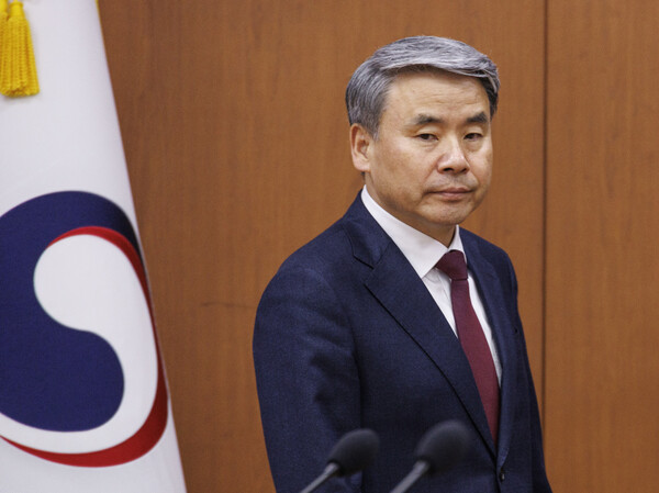 이종섭 주호주대사가 28일 방산협력 공관장 회의장에 입장하고 있다. (사진=연합뉴스 제공)