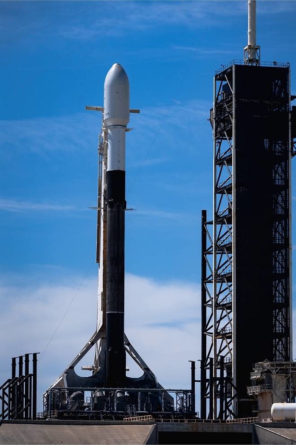 우리 군 정찰위성 2호기가 미국 플로리다주 케네디 스페이스센터 발사장에 기립 상태로 있는 모습. (사진=국방부 제공)