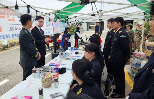 광주대학교 학생군사교육단이 4월 8일 교내 엔터파크 일원에서 지역 제31보병사단과 협업해 2024년도 ROTC 모집 홍보 활동을 하고 있다. (사진=광주대 제공)