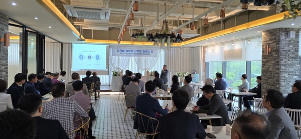 세종대학교 국방사이버안보연구소와 한국사이버국군발전협회, 국제정보보안과학기술인협동조합이 16일 세종대 대양AI센터에서 개최한 ‘2024년 2차 세종대&산‧학‧연 조찬 포럼’에서 참석자들이 강연을 경청하고 있다.