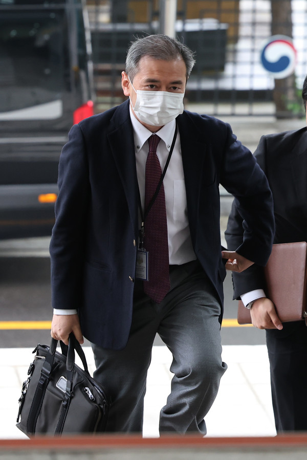 일본 정부가 ‘2024 외교청서’에서 독도는 일본 영토라고 주장한 것과 관련해 초치된 미바에 다이스케 주한일본대사관 총괄공사가 16일 오전 서울 종로구 외교부 청사로 들어서고 있다. (사진=연합뉴스 제공)