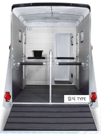 군용 이동목욕차 내부 모습.