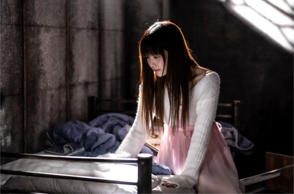 SBS 드라마 ‘7인의 부활’에서 골방 ‘비밀의 방’에 앉아 눈물을 글썽이는 한모네(이유비 분)의 모습. 황찬성(이정신 분)은 한모네를 인질 삼아 협박과 폭행을 일삼으며 한모네의 어머니 윤지숙(김현 분)을 골방에 감금시킨 것으로 나온다. (사진=SBS ‘7인의 부활’ 제공)