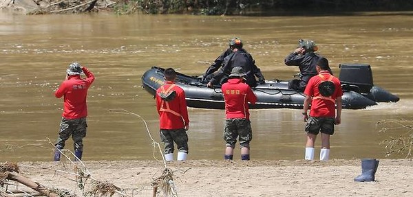 2023년 7월 19일 오전 경북 예천군 호명면서 수색하던 해병대 장병 1명이 급류에 휩쓸려 실종된 가운데 해병대 특수수색대가 실종 지점에서 수색에 나서고 있다. (사진=연합뉴스 제공)