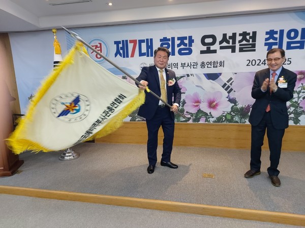 오석철(왼쪽) 사단법인 대한민국예비역부사관총연합회 제7대 회장이 4월 25일 취임식에서 깃발을 흔들며 인사하고 있다. (사진=대한민국예비역부사관총연합회 제공)