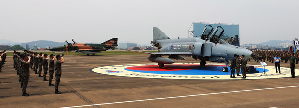 5일 경기 수원시 제10전투비행단에서 열린 F-4팬텀 퇴역식 미디어데이 행사에서 장병들이 퇴역을 앞둔  F-4 팬텀을 향해 경례하고 있다. (사진=공군 제공)