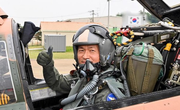 이영수 공군참모총장이 5일 수원기지에서 지휘비행을 위한 이륙 전 F-4E 팬텀 전투기에 탑승해 엄지를 치켜세우고 인사하고 있다. (사진=공군 제공)