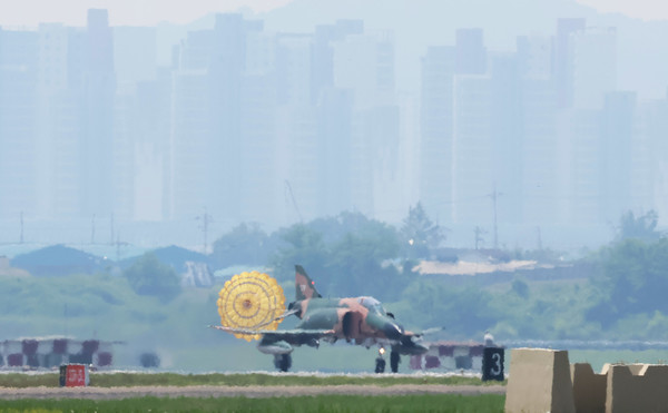 5일 수원기지에서 훈련을 마치고 착륙하고 있는 F-4E 팬텀 전투기. (사진=공군 제공)