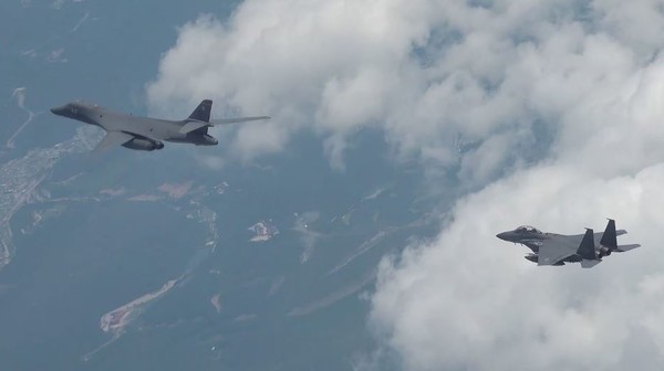 한·미 공군이 5일 미 전략폭격기 B-1B와 한국의 F-35A·F-15K·KF-16 전투기, 미국 F-35B·F-16 전투기가 참여한 가운데 연합공중훈련을 실시하고 있다. (사진=국방부 제공)