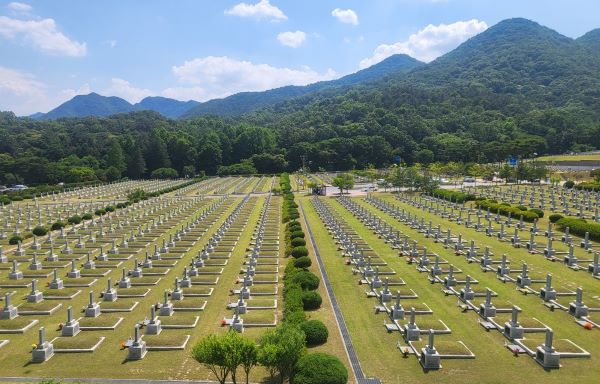현충원에 안장된 호국선열들의 묘비.