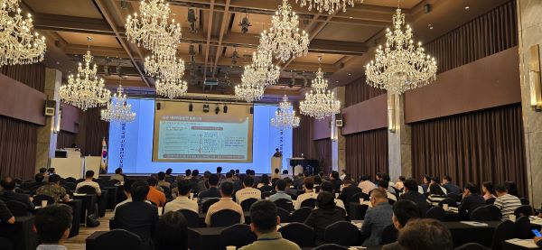 11일 전쟁기념관 피스앤파크컨벤션에서 열린 ‘AI, GPT, ZT 사이버위협 최신동향과 미래를 위한 준비’ 주제의 ‘2024년 세종 국방사이버안보포럼’에서 참석자들이 발제자의 발표를 경청하고 있다.