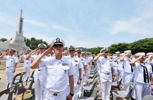 14일 경기 평택시 해군 제2함대사령부에서 열린 ‘제1연평해전 승전 25주년 기념식’에서 참석자들이 국기에 대한 경례를 하고 있다. (사진=해군 제공)