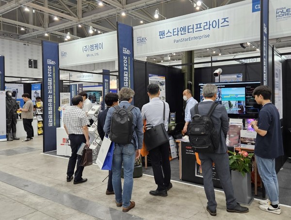 자동차 리프트 및 산업용 로보틱스, 2차전지 등 첨단 기술 제품을 제조·판매하는 팬스타엔터프라이즈가 17~19일 대전컨벤션센터에서 개최된 ‘2024 국방산업발전대전’에서 이동형 대대급 인공지능(AI) 전술 참모 플랫폼을 국내 최초로 선보였다.