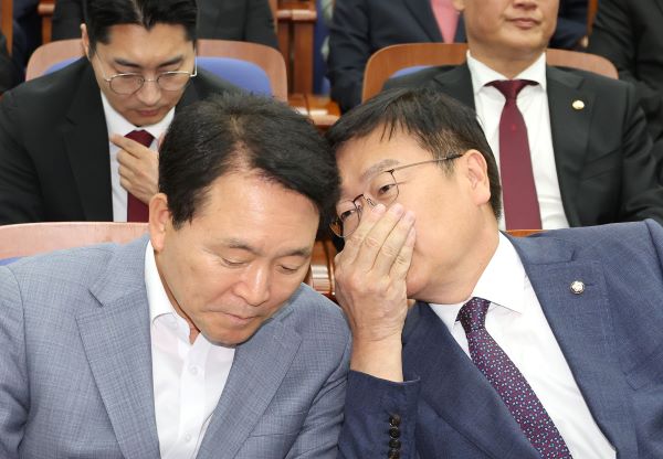 국민의힘 성일종 사무총장(왼쪽)과 정점식 정책위의장이 3일 오후 국회에서 열린 의원총회에 참석해 귀엣말하고 있다. (사진=연합뉴스 제공)