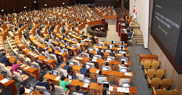 우원식 국회의장이 3일 오후 국회 본회의에서 경제분야 대정부질문에 앞서 ‘채상병특검법’을 상정하고 있다. (사진=연합뉴스 제공)