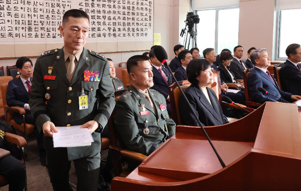 임성근 전 해병대 1사단장이 6월 21일 오전 국회 법제사법위원회에서 열린 ‘순직 해병 수사방해 및 사건은폐 등의 진상규명을 위한 특별검사의 임명 등에 관한 법률안’(채상병 특검법)에 대한 입법청문회에서 증인 선서 거부 이유를 밝히기 위해 단상으로 향하고 있다. (사진=연합뉴스 제공)