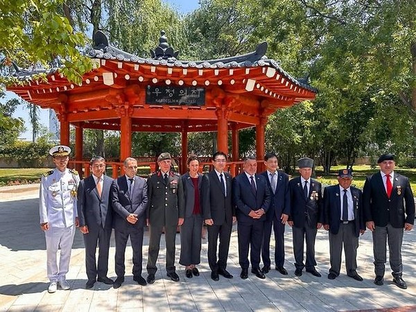 6월 25일 ‘한국전쟁 74주년 추모 행사’와 함께 열린 한국공원 재개관 기념식에서 한국, 튀르키예 양국 주요 인사들이 새로 마련한 전통 한국식 정자 ‘우정의 집’ 앞에서 기념사진을 찍고 있다. 홍범석 현대차 상무(왼쪽 두 번째), 무스타파 카이막 앙카라 문화재보전위원회 이사(왼쪽 세 번째), 정연두 주 튀르키예 대한민국 대사(왼쪽 여섯 번째). (사진=현대차그룹 제공)