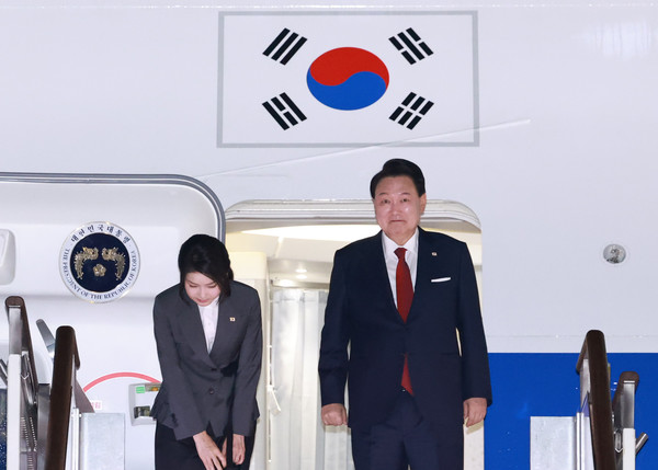 윤석열 대통령과 김건희 여사가 8일 경기 성남 서울공항에서 북대서양조약기구(NATO·나토) 75주년 정상회의 참석을 위해 미국으로 출국하며 전용기인 공군 1호기에 올라 인사하고 있다. (사진=연합뉴스 제공)