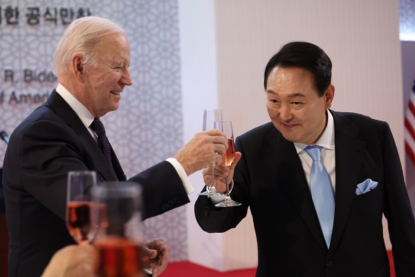 윤석열 대통령과 조 바이든 미국 대통령이 2022년 5월 21일 서울 용산 국립중앙박물관에서 열린 방한 공식 환영 만찬에서 건배하고 있다. (사진=대통령실 제공)