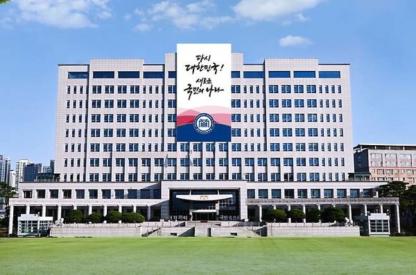 북한이 날려 보낸 오물풍선이 24일 오전 서울 용산 대통령실과 국방부 청사 내에서 다수 발견돼 대통령실 경호처가 내용물을 확인하는 등 긴급 조치에 나섰다. 용산 대통령실 전경.  