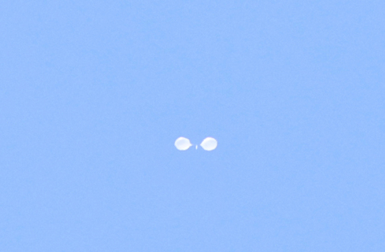 24일 오전 서울 용산구 상공에 북한이 부양한 것으로 추정되는 대남 오물풍선이 떠 있다. (사진=연합뉴스 제공)