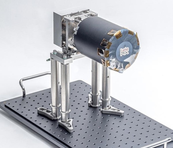 텔레픽스는 초점 조절 특허 기술이 반영된 초소형 큐브위성용 고해상도 카메라 독자개발에 성공했다고 밝혔다. 텔레픽스가 개발한 초소형 큐브위성용 고해상도 카메라. (사진=텔레픽스 제공)