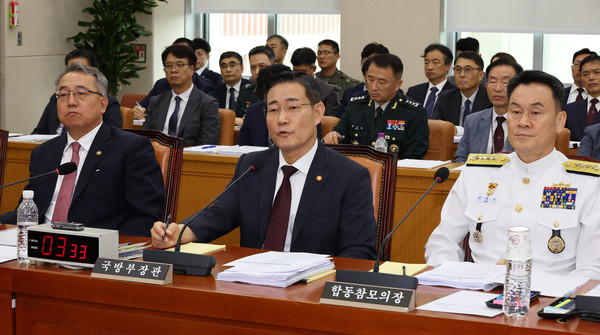신원식 국방부 장관(가운데)과 김명수 합동참모의장(오른쪽)이 8일 오전 서울 여의도 국회에서 열린 국방위원회 전체회의에 업무보고를 위해 참석하고 있다. (사진=연합뉴스 제공)