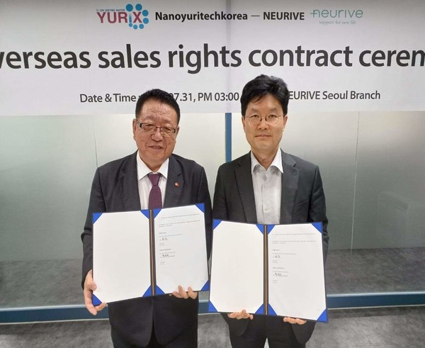 송재준 ㈜뉴라이브 대표(오른쪽)와 홍성주 ㈜나노유리테크코리아 총괄대표가 7월 31일 서울 구로구 소재 뉴라이브 서울지사에서 퇴행성 뇌질환 치료에 효과를 발휘하는 치료기기의 해외 총판계약을 체결한 뒤 기념사진을 찍고 있다. (사진=나노유리테크코리아 제공)
