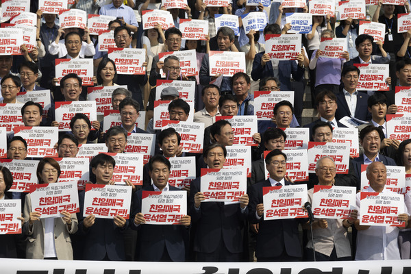 더불어민주당을 포함한 야당 의원과 시민사회단체가 14일 서울 여의도 국회의사당 본관 앞에서 ‘광복 79주년 국회-시민사회 1000인 선언’을 발표하고 윤석열 정부의 대일 외교정책을 비판하고 있다.