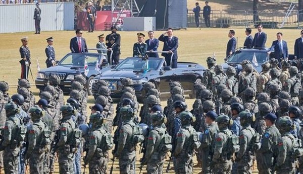 윤석열 대통령이 10월 1일 충남 논산 계룡대에서 열린 제74주년 국군의 날 기념식에서 장병들을 사열하고 있다.(자료 사진=대통령실 제공)