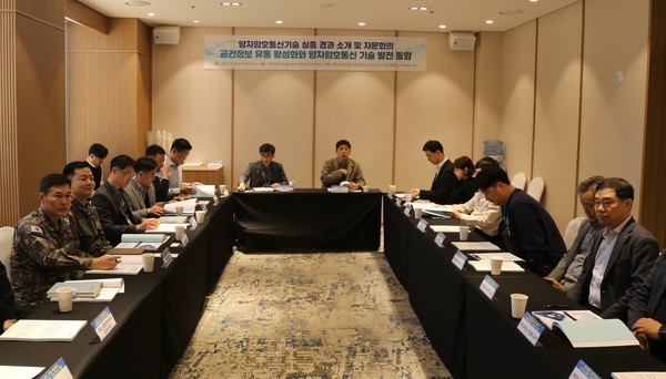 25일 서울 용산 전쟁기념관 2층 소회의실에서 한국정보보호학회, 국민대학교, 동국대학교, KT, ㈜아라드네트웍스, ㈜씨크랩 등이 주최한 ‘공간정보 유통 활성화와 양자암호통신 기술 발전 동향’ 세미나 참석자들.