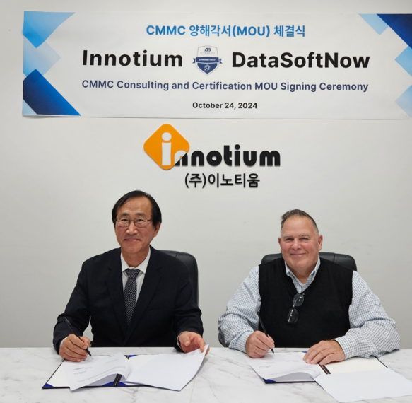 ㈜이노티움 산하 한국CMMC인증지원센터 장경준 센터장(왼쪽)과 토마스 노스 데이터소프트나우 대표가 10월 24일 미국 사이버보안 성숙도모델 인증(CMMC) 컨설팅 협력을 위한 업무협약(MOU)을 체결하고 있다. (사진=이노티움 제공)