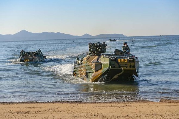 7일 해병대 신속대응부대가 상륙돌격장갑차(KAAV)를 이용해 백령도·연평도 등 서해5도에서 해상증원 훈련을 하고 있다. (사진=해병대사령부 제공)