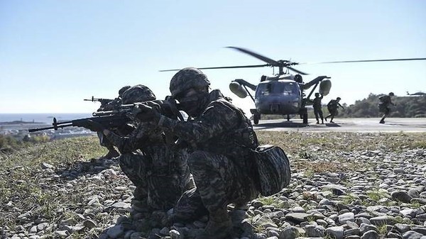 6일 서해5도에서 해병대 신속대응부대와 육군 2신속대응사단이 기동전력에서 착륙해 공중증원 훈련을 하고 있다. (사진=해병대사령부 제공)