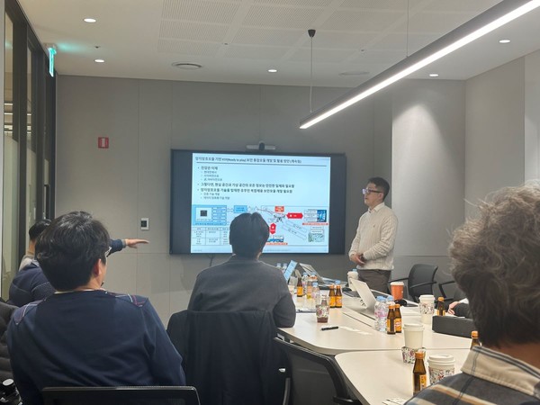 국민대 윤승환 교수가 27일 KT광화문 East빌딩 회의실에서 열린 국방양자암호통신 발전방안 전문가회의에서 ‘양자센서 기반 양자암호모듈(QRNG포함) 개발 및 활용방안’을 주제 발표하고 있다. (사진=한국정보보호학회 제공)