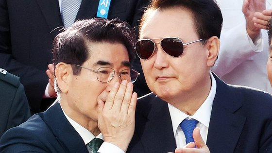 윤석열 대통령이 10월 1일 오후 서울 광화문광장에서 열린 국군의날 기념 시가행진행사에서 김용현(왼쪽) 당시 국방부 장관과 이야기하고 있다. (사진=대통령실 사진기자단)