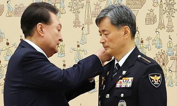 윤석열 대통령이 8월 12일 서울 용산 대통령실 청사에서 열린 경찰청장 임명장 수여식에서 조지호 경찰청장에게 계급장을 달아주고 있다. (사진=대통령실 사진기자단)