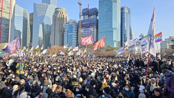 14일 서울 영등포구 여의도 국회 일대에서 윤석열 대통령 탄핵 촉구 집회 참석자들이 국회의원들을 향해 탄핵안 찬성을 촉구하고 있다.