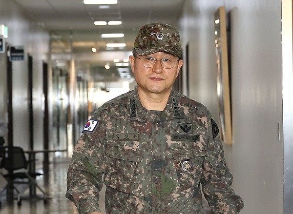 ‘12·3 불법계엄’ 사태 당시 계엄사령관을 맡았던 박안수 육군참모총장이 5일 서울 여의도 국회에서 열린 국방위원회 전체회의에 참석하고 있다.